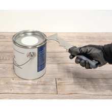 Farbdose wird mit einem Werkzeug geöffnet