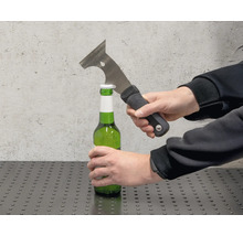 Eine Person öffnet eine grüne Flasche mit einem Multifunktionswerkzeug.