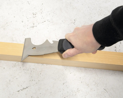 Mehrzweckwerkzeug im Einsatz an Holz