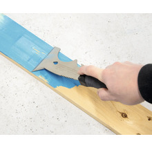 Mehrzweckspachtel im Einsatz auf einem Holzbrett