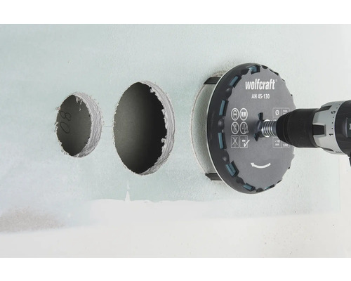 Scie cloche Wolfcraft avec perceuse perçant des trous dans un mur.