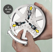 Un outil permettant de marquer avec précision des trous de forage d'un diamètre de 45 à 130 millimètres est tenu par deux mains.