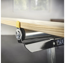 Detailansicht einer Rollenbahn mit Holzbrett