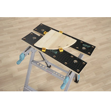 Wolfcraft Master 200 Werkbank mit Holzstück und Spannpratzen.