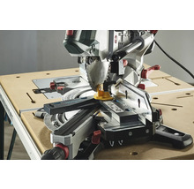 Scie à onglet sur un établi