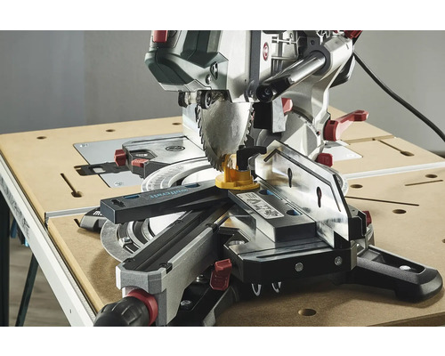 Scie à onglet sur un établi