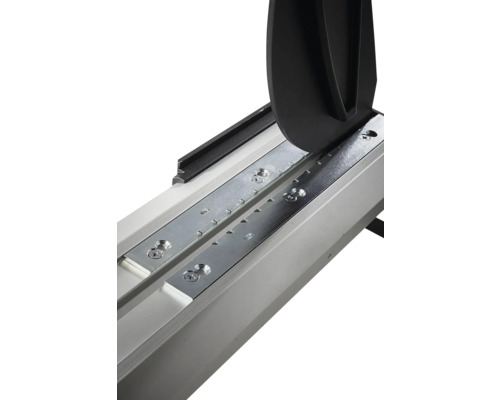 Nahaufnahme eines Fliesenschneiders mit Führungsschiene, Metallplatten und Brechvorrichtung.