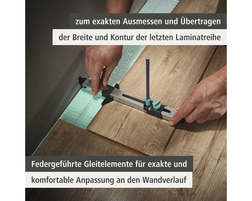 Person misst Laminat mit einem Konturenlehre Werkzeug.