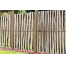 Clôture en bois avec un aspect naturel et un design rustique