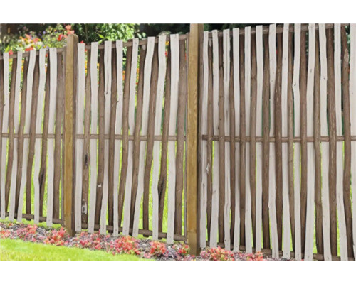 Clôture en bois avec un aspect naturel et un design rustique