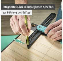 Une personne utilise une équerre à tracer pour dessiner une ligne sur une planche de bois.