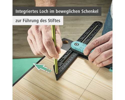 Une personne utilise une équerre à tracer pour dessiner une ligne sur une planche de bois.