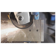 Meuleuse d'angle coupant du métal avec des étincelles