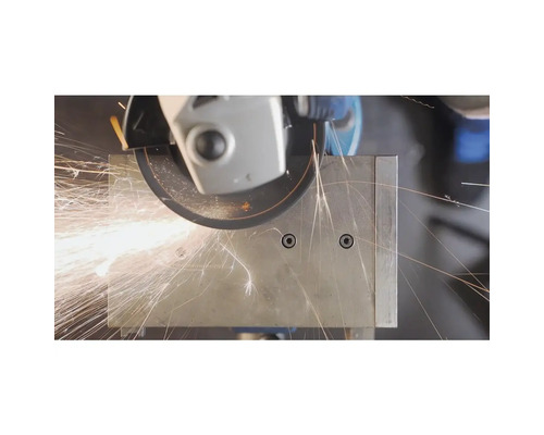 Meuleuse d'angle coupant du métal avec des étincelles