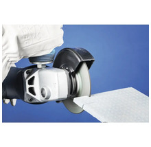 Une personne utilise une meuleuse d'angle pour couper une pièce.