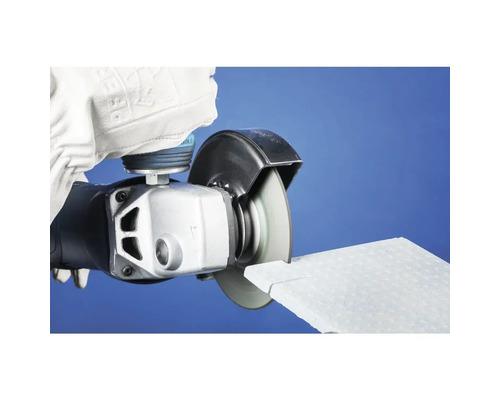 Une personne utilise une meuleuse d'angle pour couper une pièce.