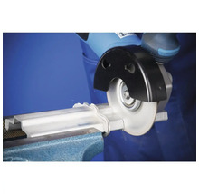 Meuleuse d'angle coupant un profilé métallique serré dans un étau.