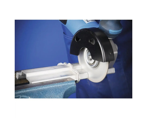 Meuleuse d'angle coupant un profilé métallique serré dans un étau.