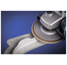 Une meuleuse d'angle ponce du métal.