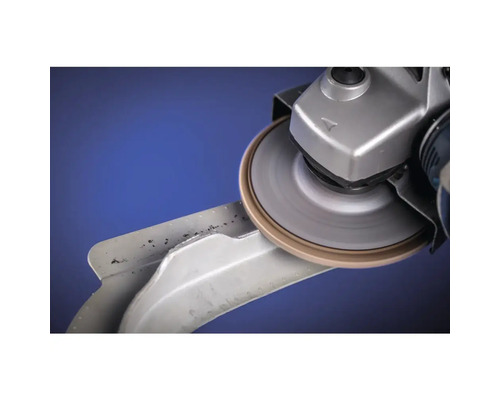 Une meuleuse d'angle ponce du métal.