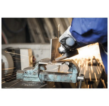 Travail des métaux avec une meuleuse d'angle et un étau.