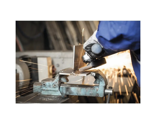 Travail des métaux avec une meuleuse d'angle et un étau.