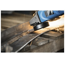 Meuleuse d'angle en train de meuler du métal avec des étincelles