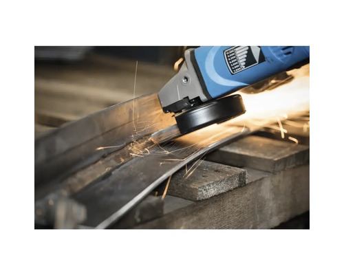 Meuleuse d'angle en train de meuler du métal avec des étincelles