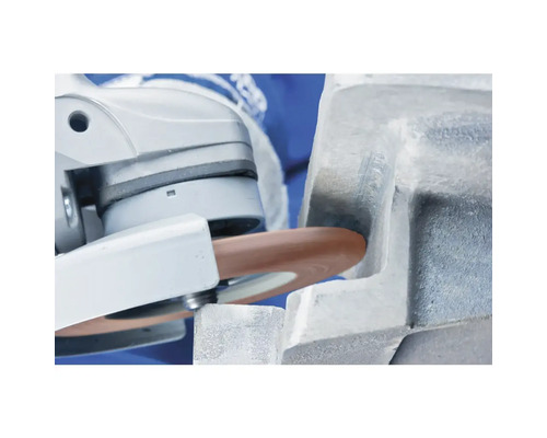 Une meule à tronçonner sur une meuleuse travaille une pièce.