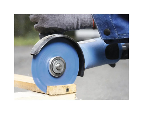 Une personne scie une planche de bois avec une meuleuse d'angle.