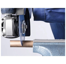 Tube séparé avec une meuleuse d'angle