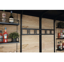 Regal mit Getränken und Dekoration vor Holzwand