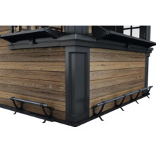 Detailansicht einer Fassade mit Holzverkleidung und Fensterladen