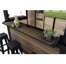 Bar mit Hockern, Getränken und Fernseher für eine gemütliche Atmosphäre