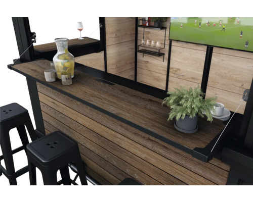 Bar mit Hockern, Getränken und Fernseher für eine gemütliche Atmosphäre