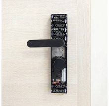 Garniture de porte numérique avec piles et poignée de porte noire sur une porte.