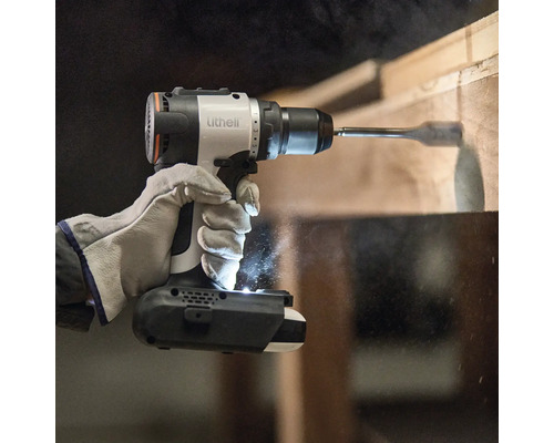 Une personne perce une planche de bois avec une perceuse-visseuse sans fil de la marque Lithell.