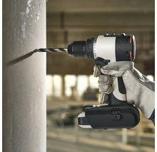 Perceuse sans fil perçant un mur en béton