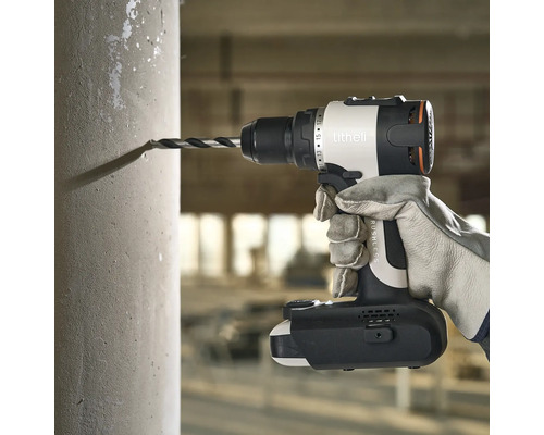 Perceuse sans fil perçant un mur en béton