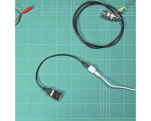 Elektronische Sensoren und Anschlusskabel mit einem USB-Adapter und verschiedenen Steckverbindungen.