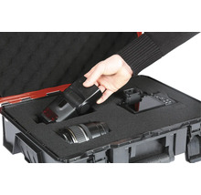 Matériel de caméra dans une valise de transport robuste avec insert en mousse pour objectif, appareil photo et flash.