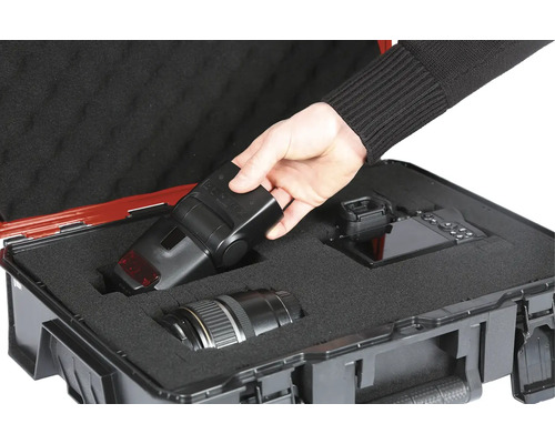 Matériel de caméra dans une valise de transport robuste avec insert en mousse pour objectif, appareil photo et flash.