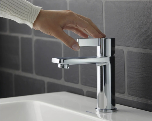 Armatur im Badezimmer mit Hand