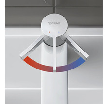 Nahaufnahme einer Armatur mit Temperaturregler und Duravit Logo