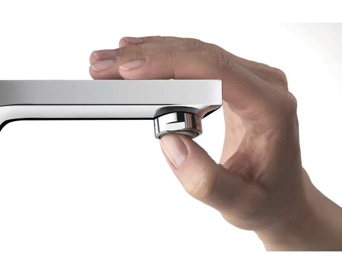 Eine Hand berührt den Strahlregler einer Armatur.