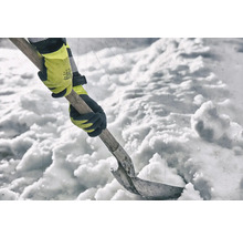 Une personne pelletant la neige avec une pelle à neige et des gants