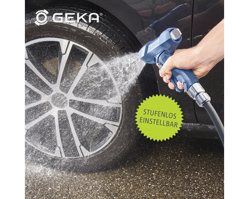 GEKA Logo. Fahrzeugwäsche mit einer Spritzpistole an einem Autoreifen. Das Produkt ist stufenlos einstellbar.