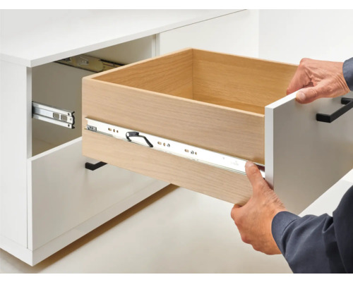 Tiroir ouvert sur une armoire blanche avec coulisses de tiroir