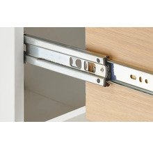 Gros plan sur une glissière de tiroir métallique dans un meuble