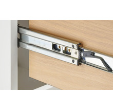 Gros plan d'un guide de tiroir en métal sur un tiroir en bois